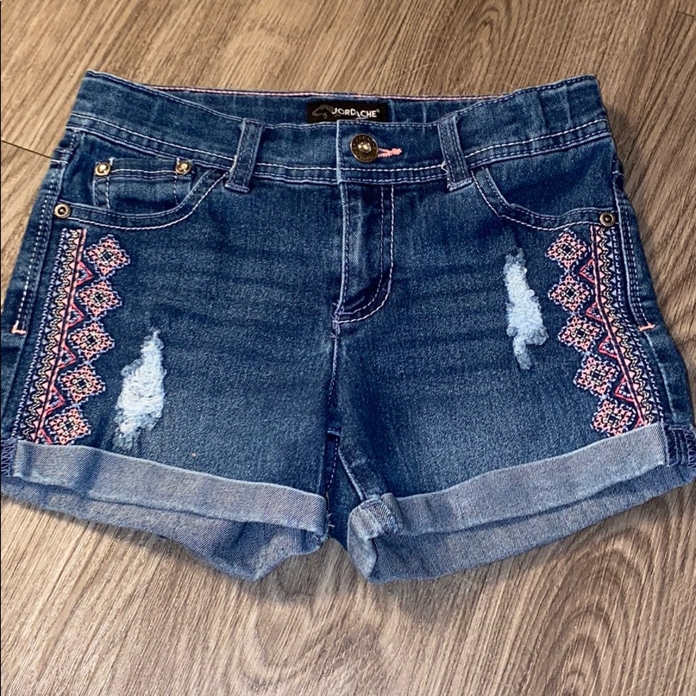 Blue jean shorts.